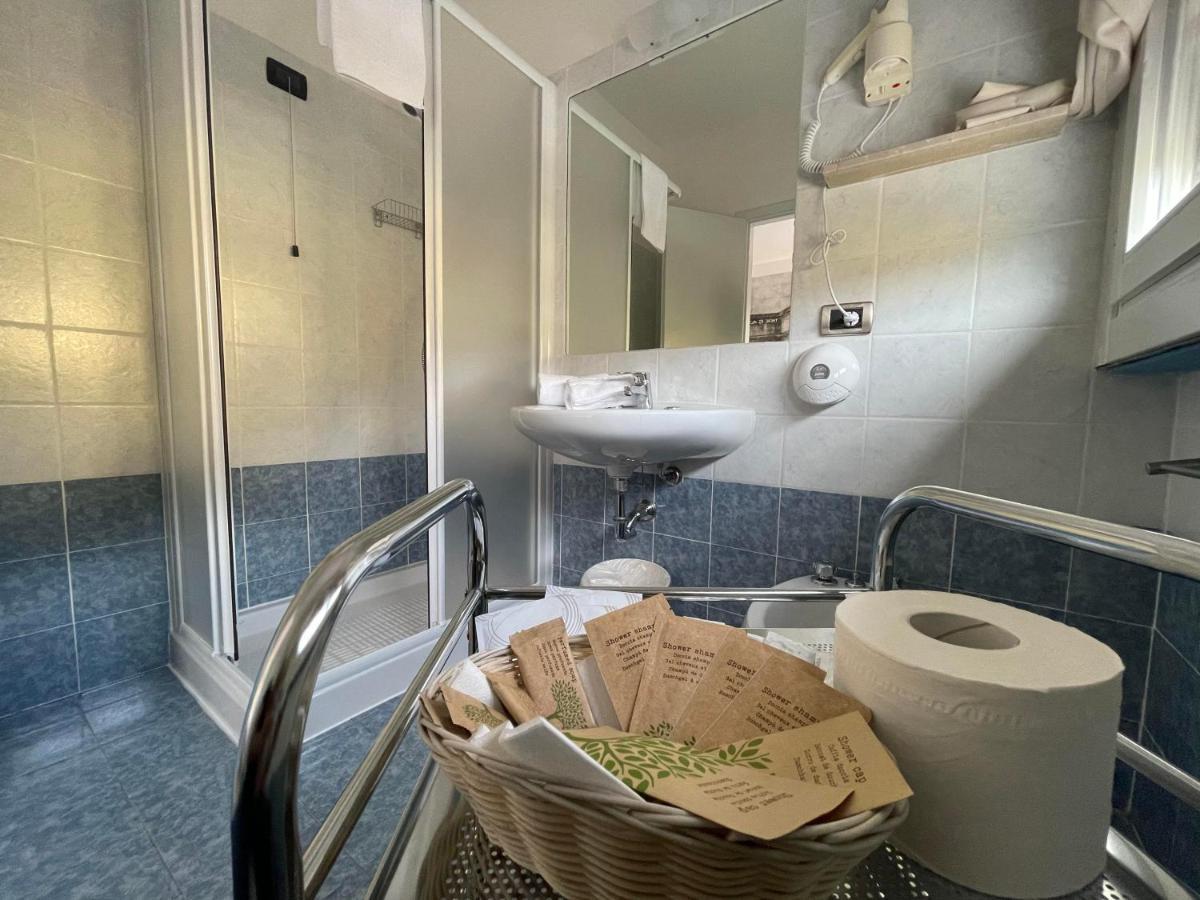 Lake Garda Hostel Salò Екстериор снимка