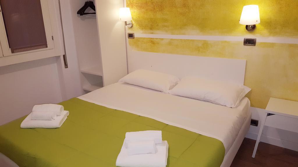 Lake Garda Hostel Salò Екстериор снимка