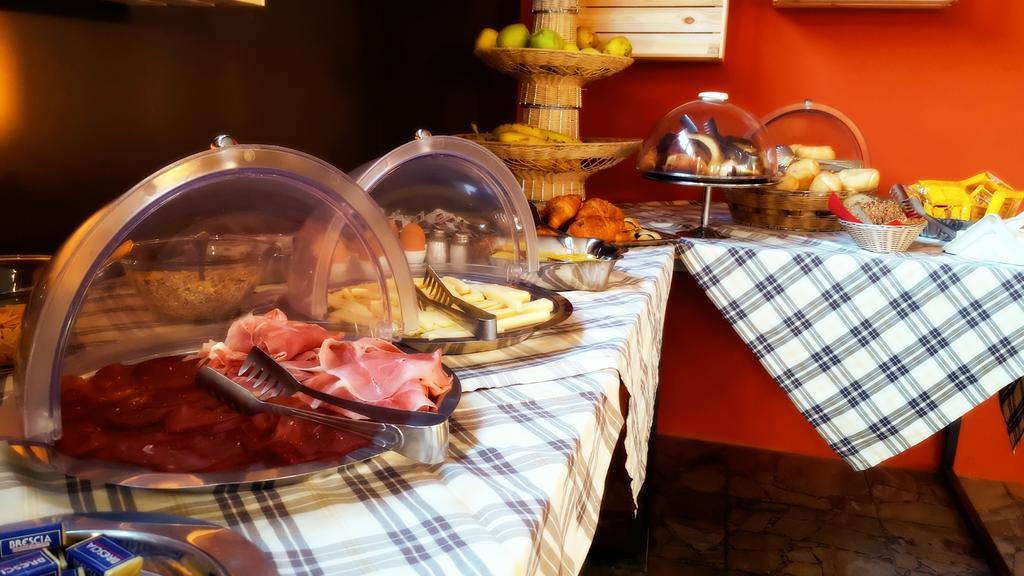 Lake Garda Hostel Salò Екстериор снимка