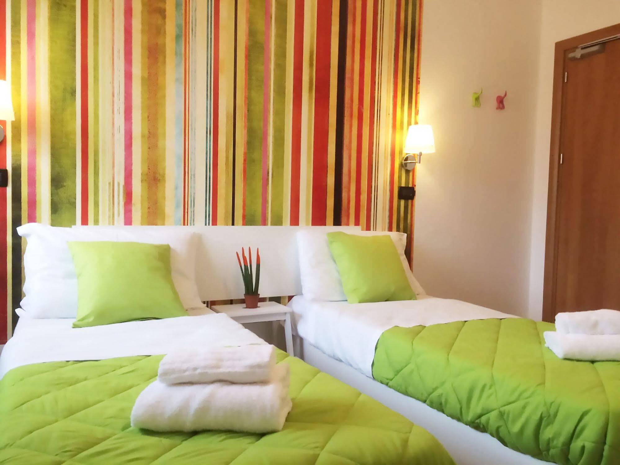 Lake Garda Hostel Salò Екстериор снимка
