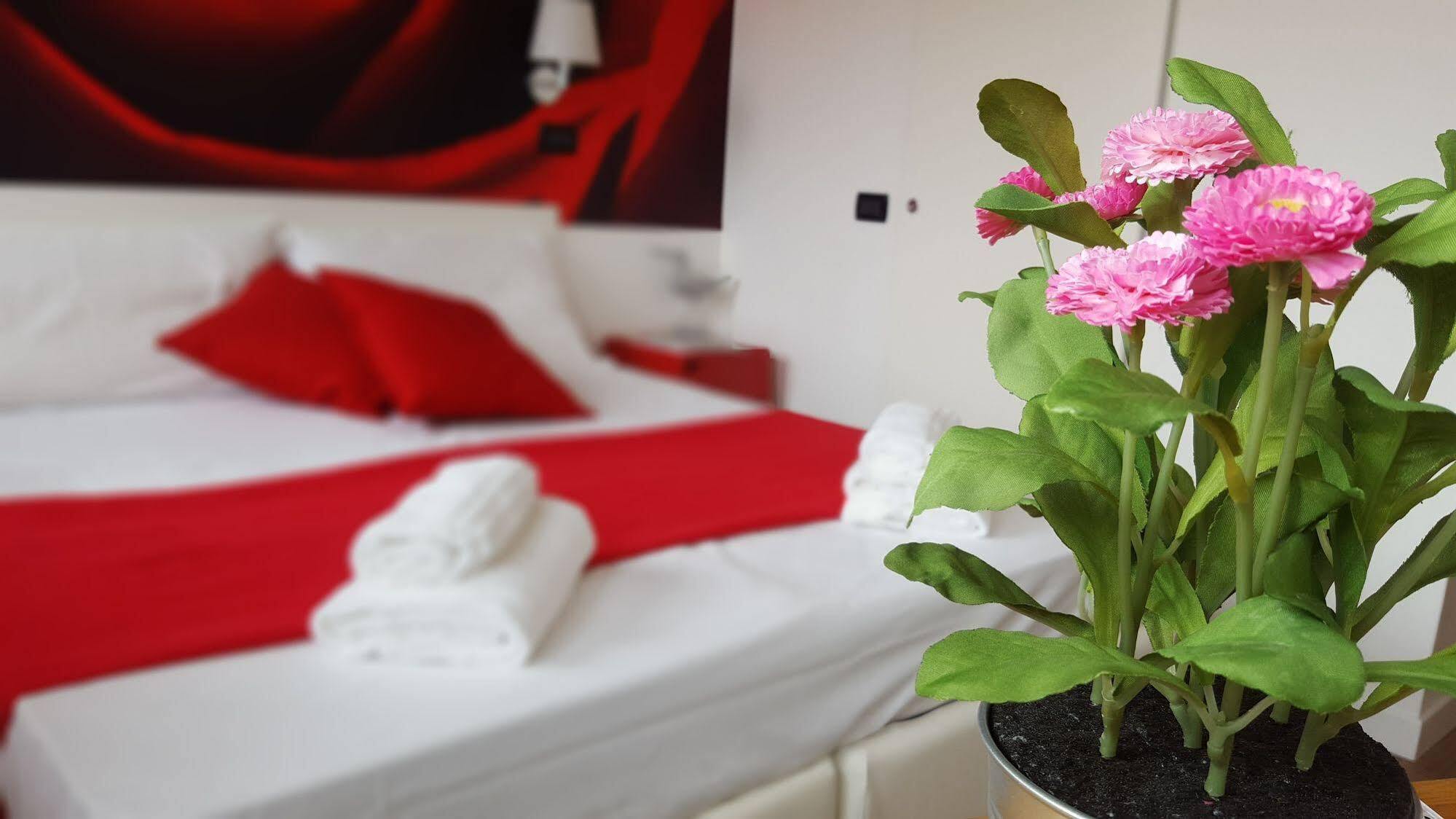 Lake Garda Hostel Salò Екстериор снимка